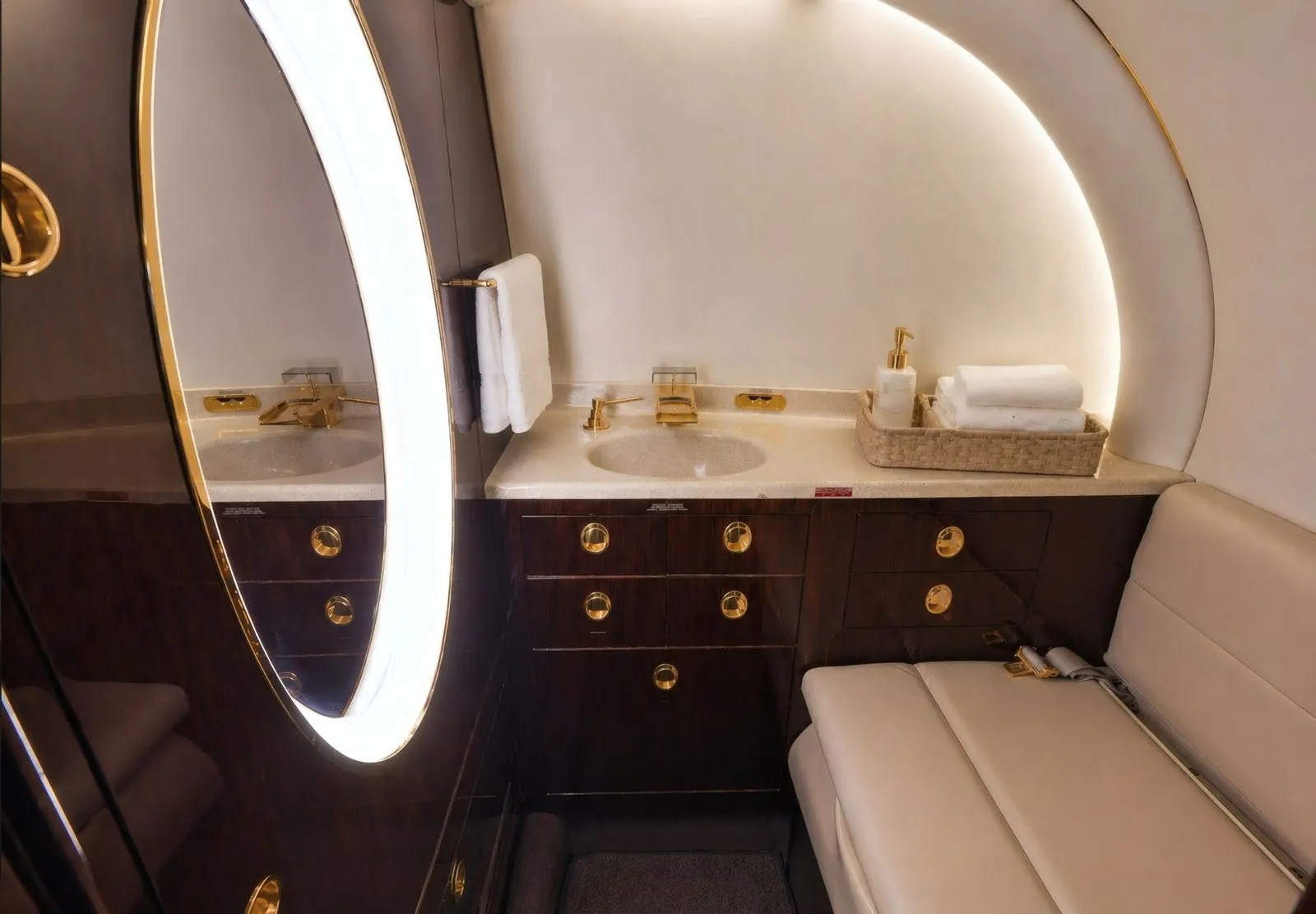 N870TX Lavatory
